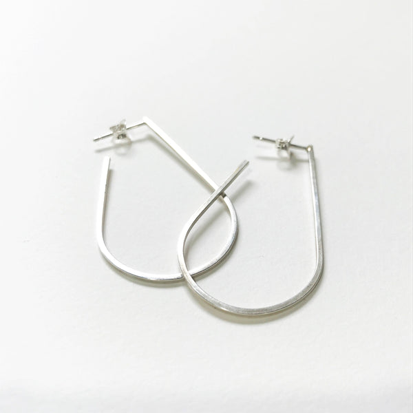 Teardrop shaped square wire. Stud setting.