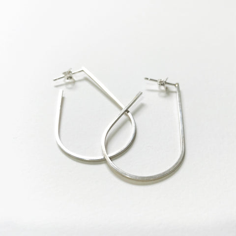 Teardrop shaped square wire. Stud setting. 
