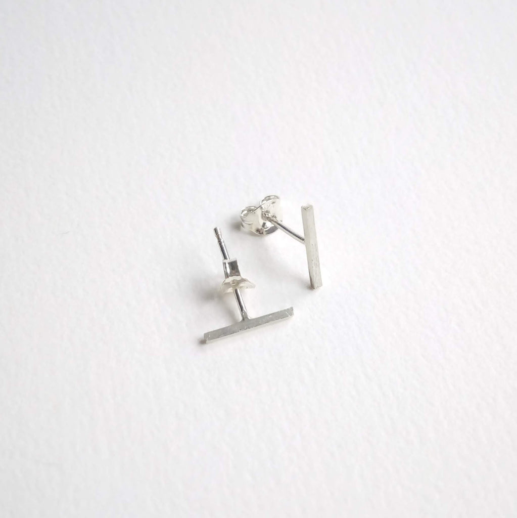 10mm long bars of fine square wire on stud settings.