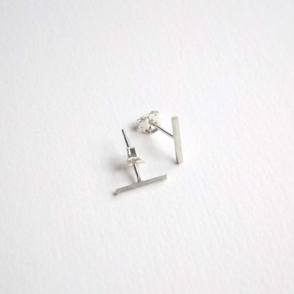 10mm long bars of fine square wire on stud settings.